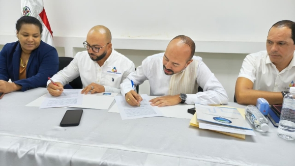 CORAMON formaliza alianza estrat&eacute;gica con la uni&oacute;n de juntas de vecinos de Bonao