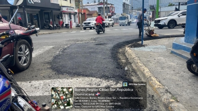 Amplio operativo de bacheo técnico en Bonao ejecutado por CORAMON junto al MOPC y el alcalde Eberto Núñez