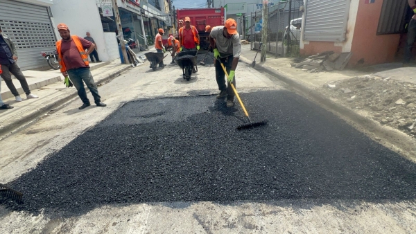 CORAMON refuerza trabajos de bacheo y pavimentaci&oacute;n en Bonao